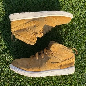 Jordan one retro mid ‘golden harvest’ junior size